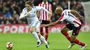 Gelandang Real Madrid, Luka Modric, berusaha melewati pemain Athletic Bilbao, Mikel Rico, pada laga La Liga di Stadion San Mames, Sabtu (2/12/2017). Real Madrid bermain imbang 0-0 dengan Athletic Bilbao. (AP/Alvaro Barrientos)