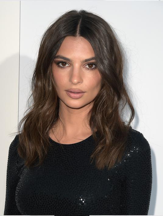 Ekspresi Emily Ratajkowski saat menghadiri pemutaran perdana STX Films "I Feel Pretty" di Westwood Village Theatre, California (17/4). Ratajkowski tampil cantik dengan gaun hitam yang memperlihatkan perut seksinya. (AFP Photo/Kevin Winter)