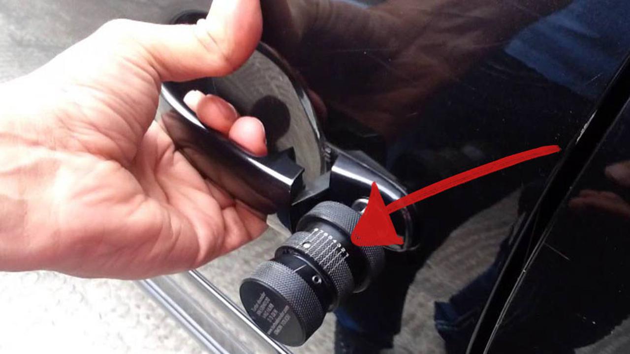 Kunci multi guna, pembobol berbagai pintu mobil (Foto: youtube)