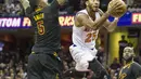 Aksi New York Knicks, Derrick Rose #25 melewati handangan pemain Cleveland Cavaliers,  J.R. Smith #5 pada laga perdana NBA basketball game 2016-2017 di Quicken Loans Arena.  (AP/Phil Long)