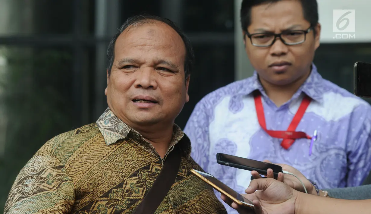 Mantan Ketua Pusat Pelaporan dan Analisis Transaksi Keuangan (PPATK) Yunus Husein menjawab pertanyaan wartawan usai menjadi pembicara internal pegawai KPK di gedung KPK, Jakarta, Senin (30/4).  (Merdeka.com/Dwi Narwoko)