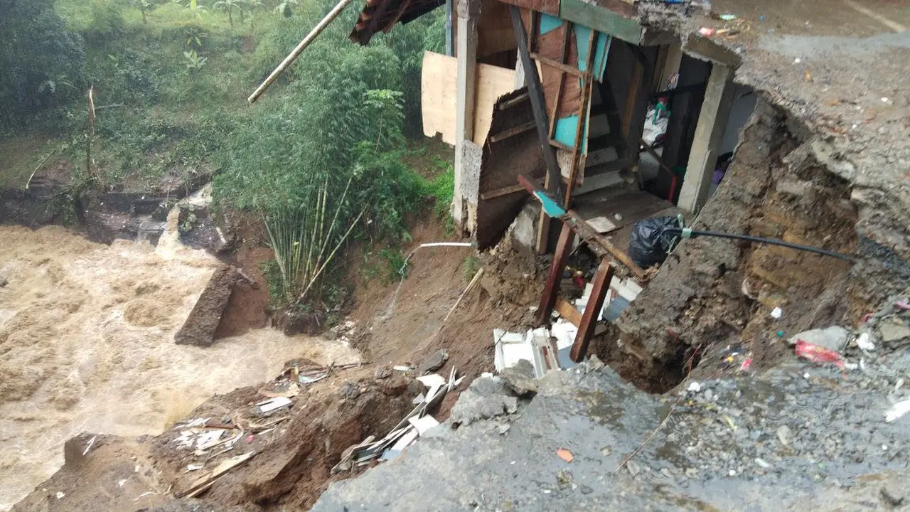 Lonsor Tutup Jalur Puncak, Bogor (Dok. Istimewa)