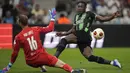 Pemain Brighton, Danny Welbeck (kanan) berusaha mencetak gol ke gawang Marseille yang dijaga oleh Pau Lopez pada laga Grup B Liga Europa 2023/2024 di Stade Velodrome, Marseille, Prancis, Jumat (05/10/2023) dini hari WIB. (AP Photo/Daniel Cole)