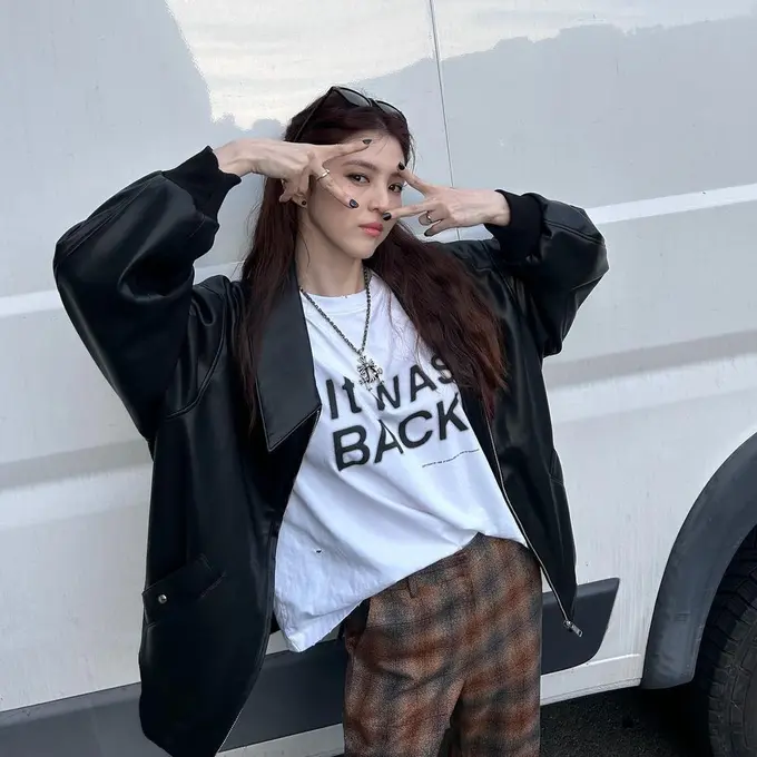 Han So Hee di balik layar MV SEVEN Jungkook. (Foto: Instagramxeesoxee)