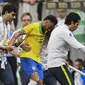 Striker Timnas Brasil Neymar meninggalkan lapangan pada uji coba melawan Qatar akibat cedera ligamen engkel. Dia dipastikan absen pada Copa America 2019. (AFP/Evaristo Sa)