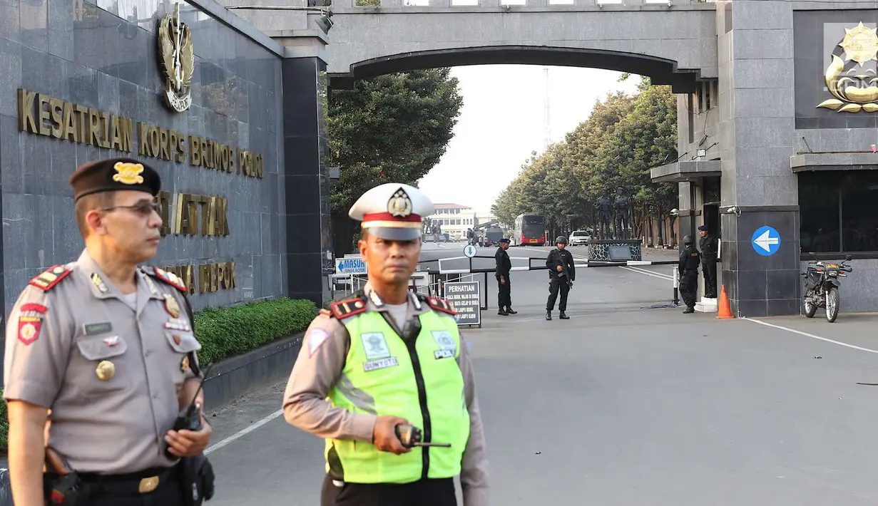 Penjagaan aparat kepolisian di depan gerbang Mako Brimob Kelapa Dua, Depok, Jawa Barat, Rabu (9/5). Menurut pihak kepolisian, satu anggotanya masih disandera oleh napi teroris usai kerusuhan yang terjadi di Mako Brimob. (Liputan6.com/Immanuel Antonius)