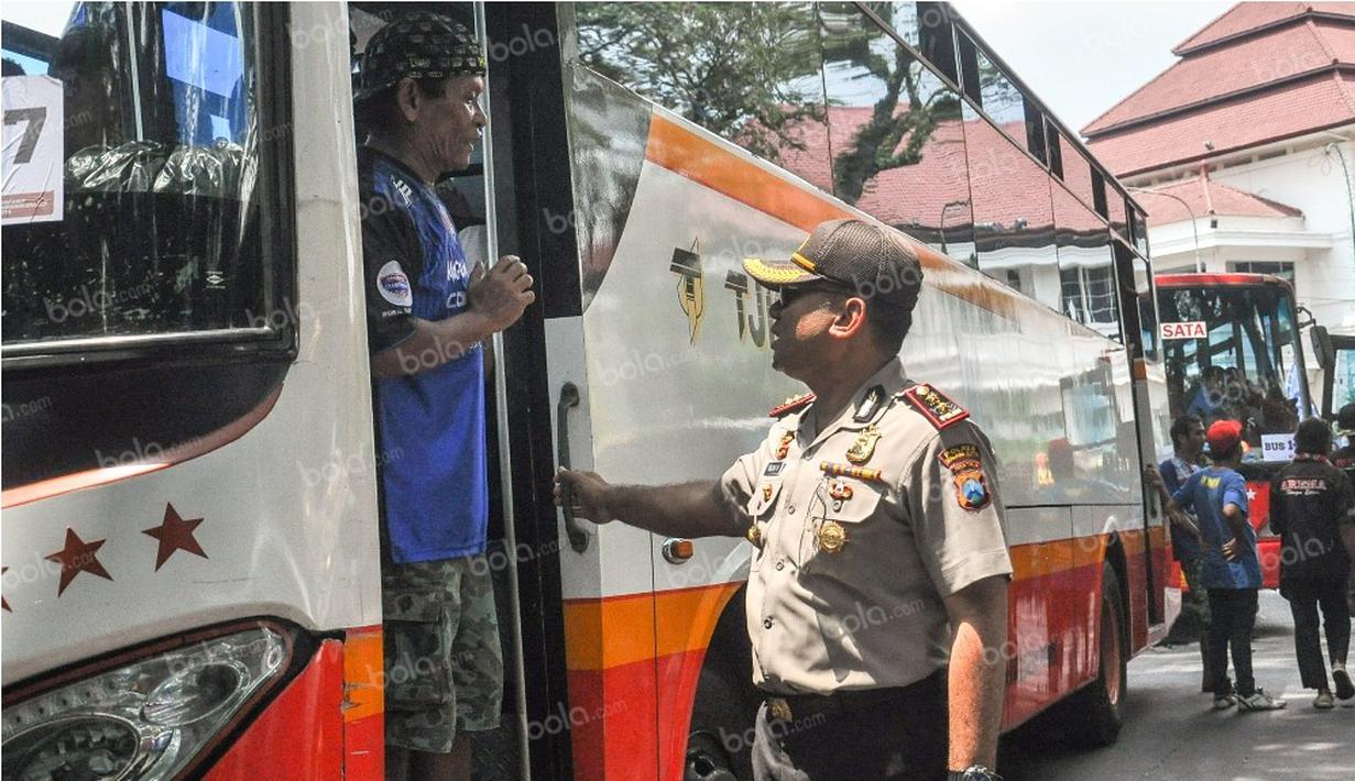 Kapolresta Malang, AKBP Decky Hendarsono, mengecek kesiapan bus yang akan mengangkut Aremania menuju Jakarta, Sabtu (2/4/2016). (Bola.com/Iwan Setiawan)