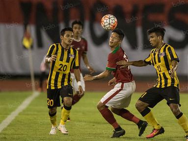 Penyerang Indonesia, Irfan Bachdim, berusaha melewati hadangan pemain Malaysia pada laga persahabatan di Stadion Manahan, Solo, Jawa Tengah, Selasa (6/9/2016). Indonesia menang 3-0 atas Malaysia. (Bola.com/Vitalis Yogi Trisna)
