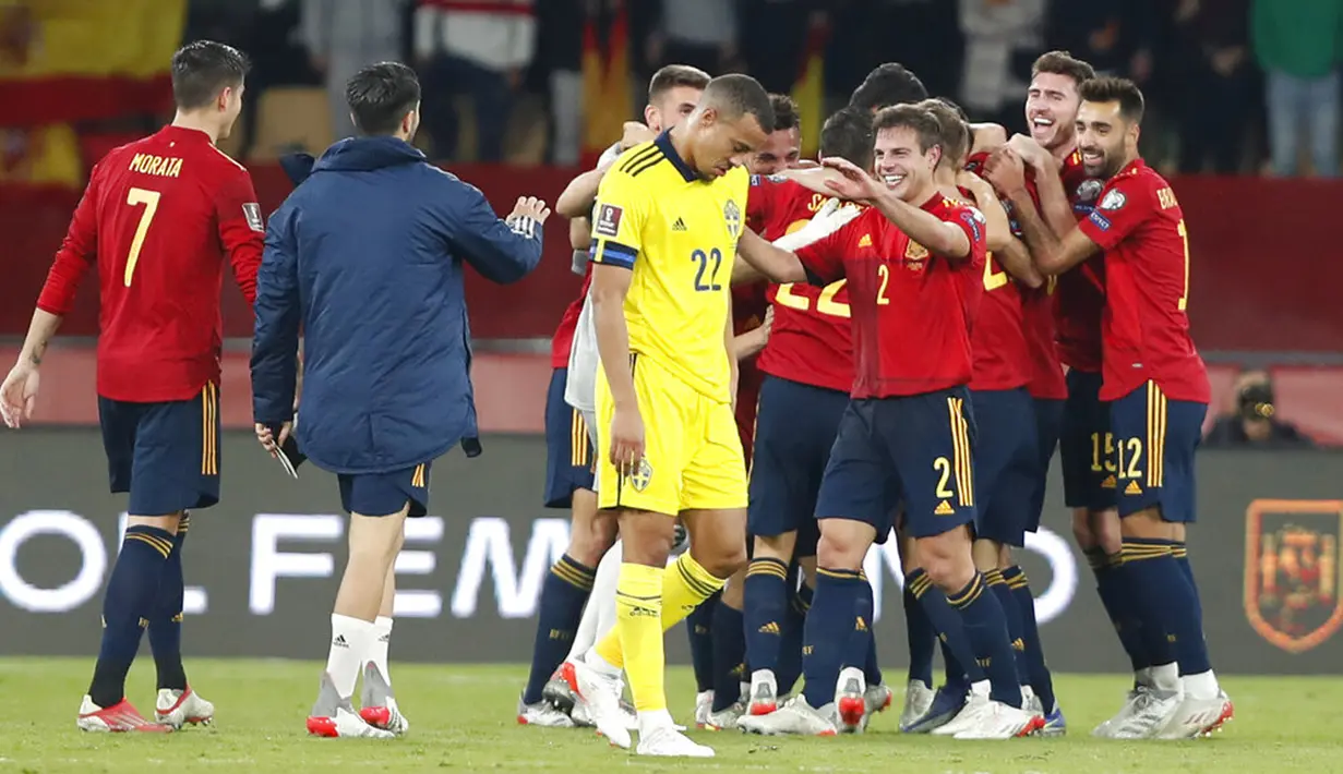 Pemain Swedia Robin Ouaison berjalan pergi saat para pemain Spanyol merayakan kemenangan pada akhir pertandingan kualifikasi Grup B Piala Dunia 2022 di Stadion La Cartuja, Seville, Spanyol, 14 November 2021. Spanyol menang 1-0. (AP Photo/Angel Fernandez)