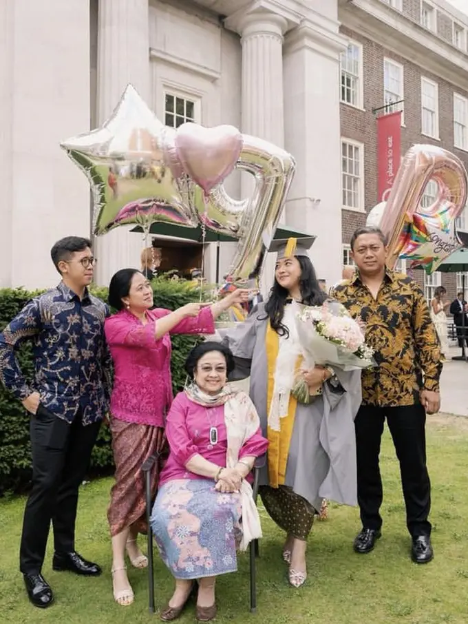 Tampilan Puan Mahari saat menghadiri kedua anaknya wisuda di London