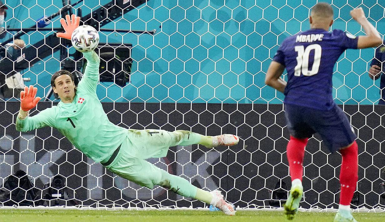 Kiper Yann Sommer sukses menjadi penentu kemenangan Swiss atas Prancis di babak 16 besar Euro 2020. (AP Photo/Vadim Ghirda, Pool)