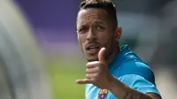 Kontrak baru Adriano membuat bek asal Brasil itu bertahan di Barcelona hingga musim panas 2017.