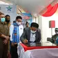 Kepala Perpustakaan Nasional Syarif Bando tengah membubuhkan tanda tangannya pada prasasti pembangunan perpustakaan Merauke. Perpustakaan dengan beragam fasilitas keren baru saja resmi berdiri di Kabupaten Merauke, Papua. (Liputan6.com/ Ist)