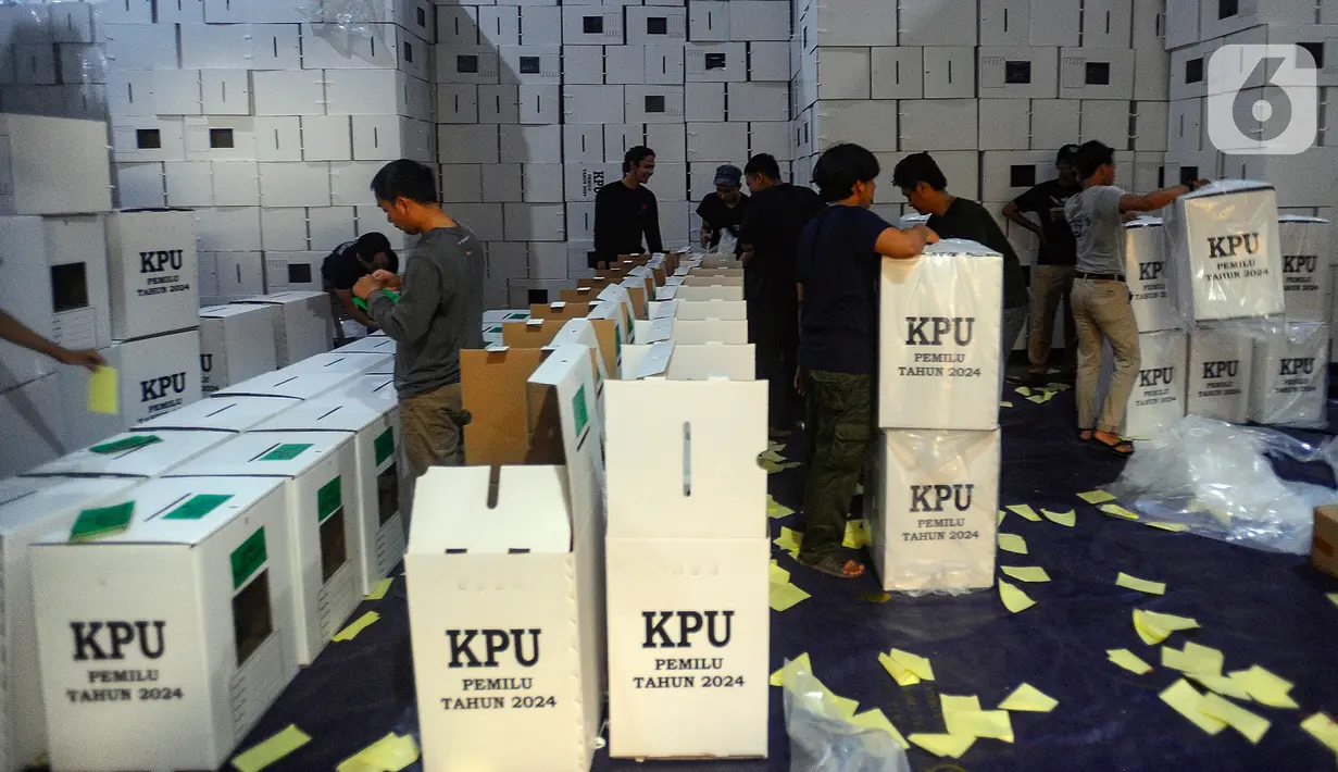 Setiap orang yang ingin masuk ke area gudang logistik KPU Kota Tangerang Selatan ini harus di data identitas dirinya oleh petugas keamanan. (merdeka.com/Arie Basuki)