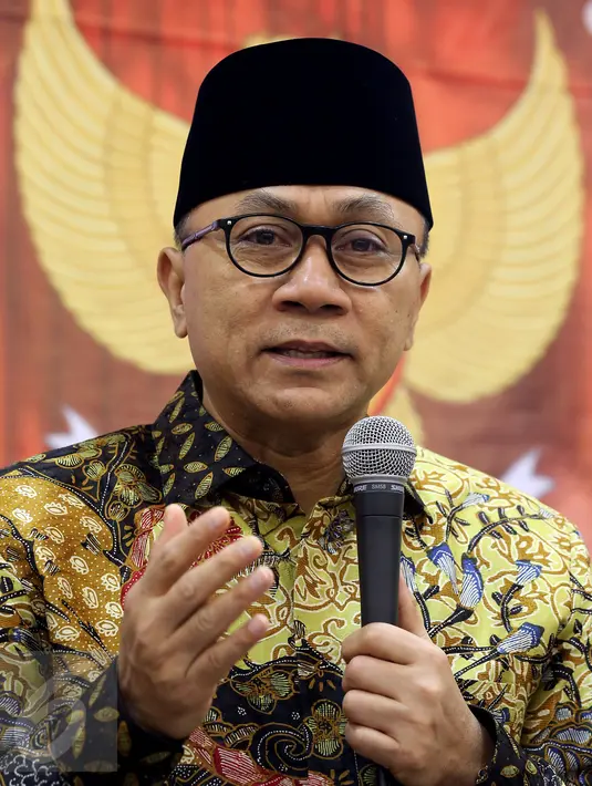  Ketua MPR Zulkifli Hasan meminta kepada aparat penegak hukum mengedepankan pendekatan persuasif dan menciptakan suasana kondusif dalam menangani pengunjuk rasa, Jakarta, Kamis (3/11). (Liputan6.com/Johan Tallo)