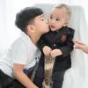 Rafathar Malik Ahmad mencium adiknya dengan penuh kasih sayang. (Foto: Instagram/ raffinagita1717)