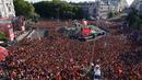 Parade juara melewati beberapa jalan paling terkenal di kota tersebut sebelum tiba di Plaza Cibeles, di mana puluhan ribu penggemar menunggu untuk menyambut mereka. (CESAR MANSO / AFP)