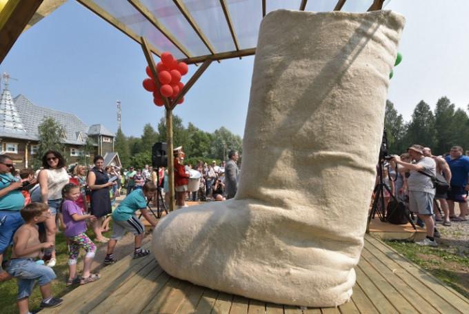 Orang-orang melihat bot valenki raksasa yang dibuat seorang seniman, Valeria Loshak (RBTH Indonesia)