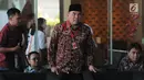 Bupati Jepara Ahmad Marzuqi menunggu panggilan penyidik saat akan menjalani pemeriksaan di Gedung KPK, Jakarta, Senin (13/5/2019). Marzuqi diperiksa sebagai tersangka terkait suap dalam putusan atas praperadilan dugaan korupsi penggunaan dana bantuan parpol di PN Semarang. (merdeka.com/Dwi Narwoko)