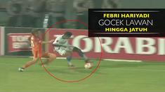 Bek Pusamania Borneo FC, Michael Orah terjatuh saat dikecoh pemain muda Persib Bandung, Febri Haryadi.