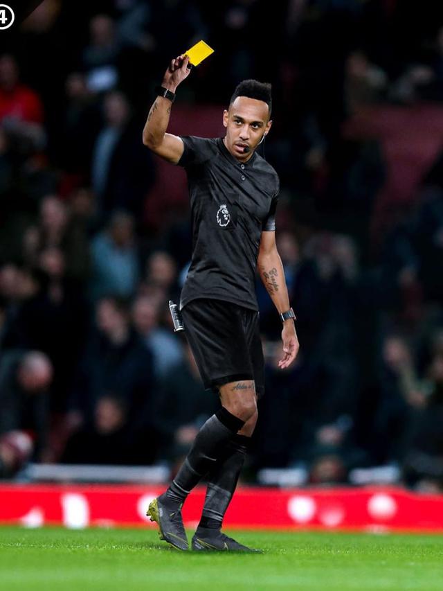 Editan Pesepak Bola Jadi Wasit Ini Bikin Ketawa Geli