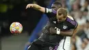 Striker Bayern Munchen, Harry Kane (kiri) menguasai bola dibayangi bek Real Madrid, Antonio Rudiger pada laga leg kedua semifinal Liga Champions 2023/2024 di Santiago Bernabeu Stadium, Madrid, Rabu (8/5/2024). (AP Photo/Jose Breton)