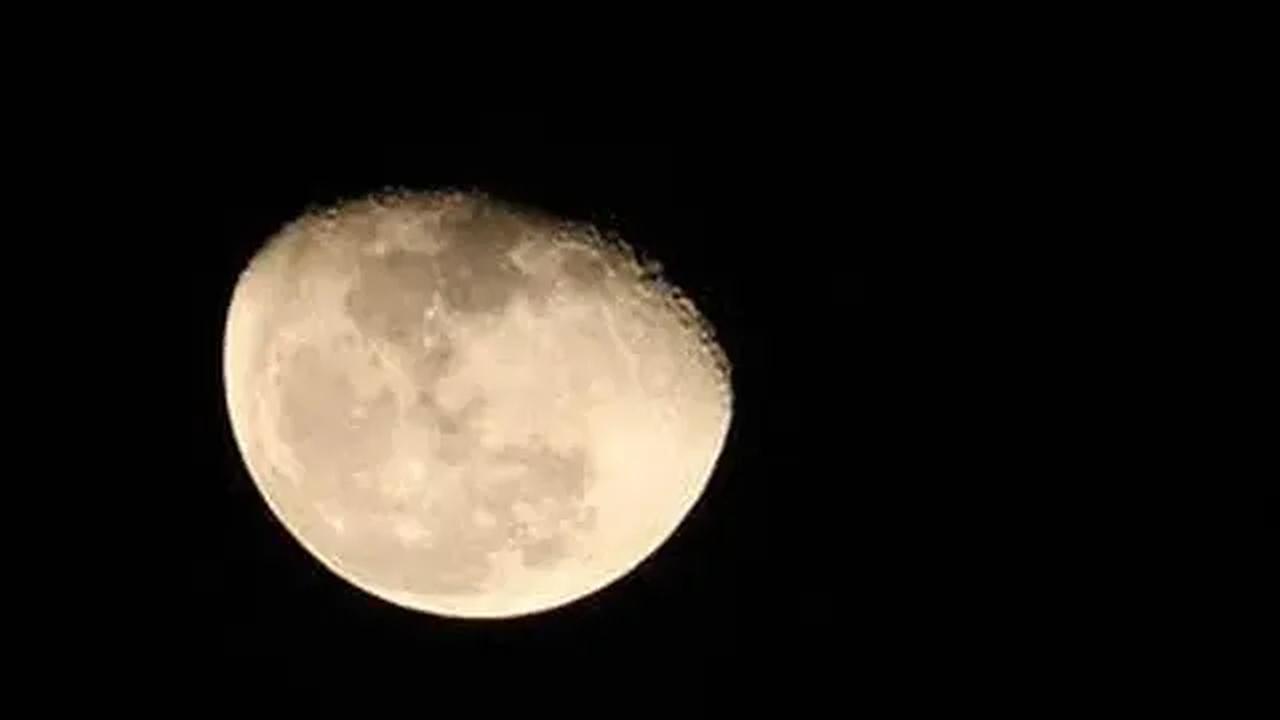 Dengan menghitungnya, ilmuwan sepakat meyakini dapat mengetahui apakah bagian permukaannya lebih muda atau lebih tua.