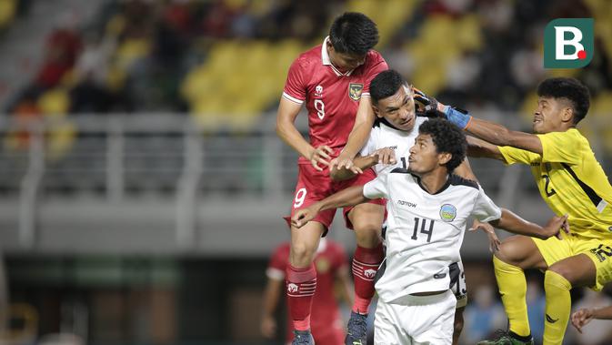 <p>Pemain Timnas Indonesia U-20, Hokky Caraka menyundul bola di depan gawang Timor Leste dalam laga pertama Grup F Kualifikasi Piala Asia U-20 2023 di Stadion Gelora Bung Tomo, Surabaya (14/9/2022). (Bola.com/Ikhwan Yanuar)</p>
