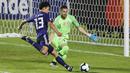 Kiper Chili, Gabriel Arias, menghadang tendangan striker Jepang, Ayase Ueda, pada laga Copa America 2019 di Stadion Morumbi, Selasa (18/7). Chili menang 4-0 atas Jepang. (AP/Nelson Antoine)