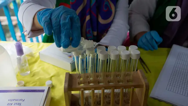 Petugas Kesehatan DKI Uji Bahan Makanan PKL