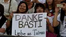 Fans dari Taiwan memajang tulisan ucapan terima kasih untuk Bastian Schweinsteiger saat menyaksikan laga Jerman melawan Finlandia di Monchengladbach, Jerman (1/9/2016) dini hari WIB. Jerman menang 2-0. (AFP/Patrik Stollarz)
