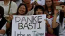 Fans dari Taiwan memajang tulisan ucapan terima kasih untuk Bastian Schweinsteiger saat menyaksikan laga Jerman melawan Finlandia di Monchengladbach, Jerman (1/9/2016) dini hari WIB. Jerman menang 2-0. (AFP/Patrik Stollarz)