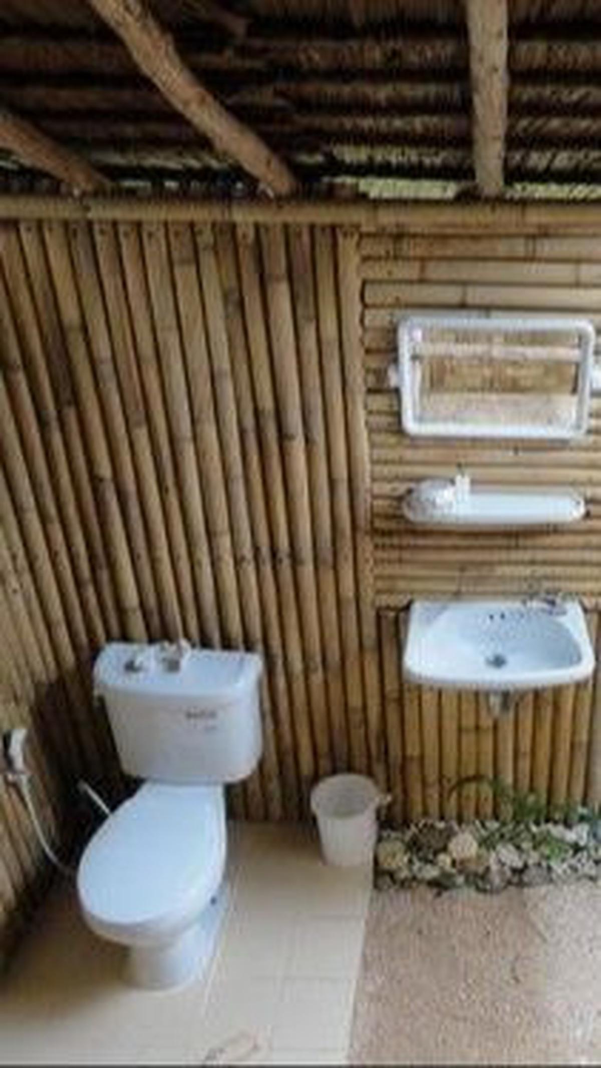 Kamar Mandi Khas Pedesaan Semi Terbuka