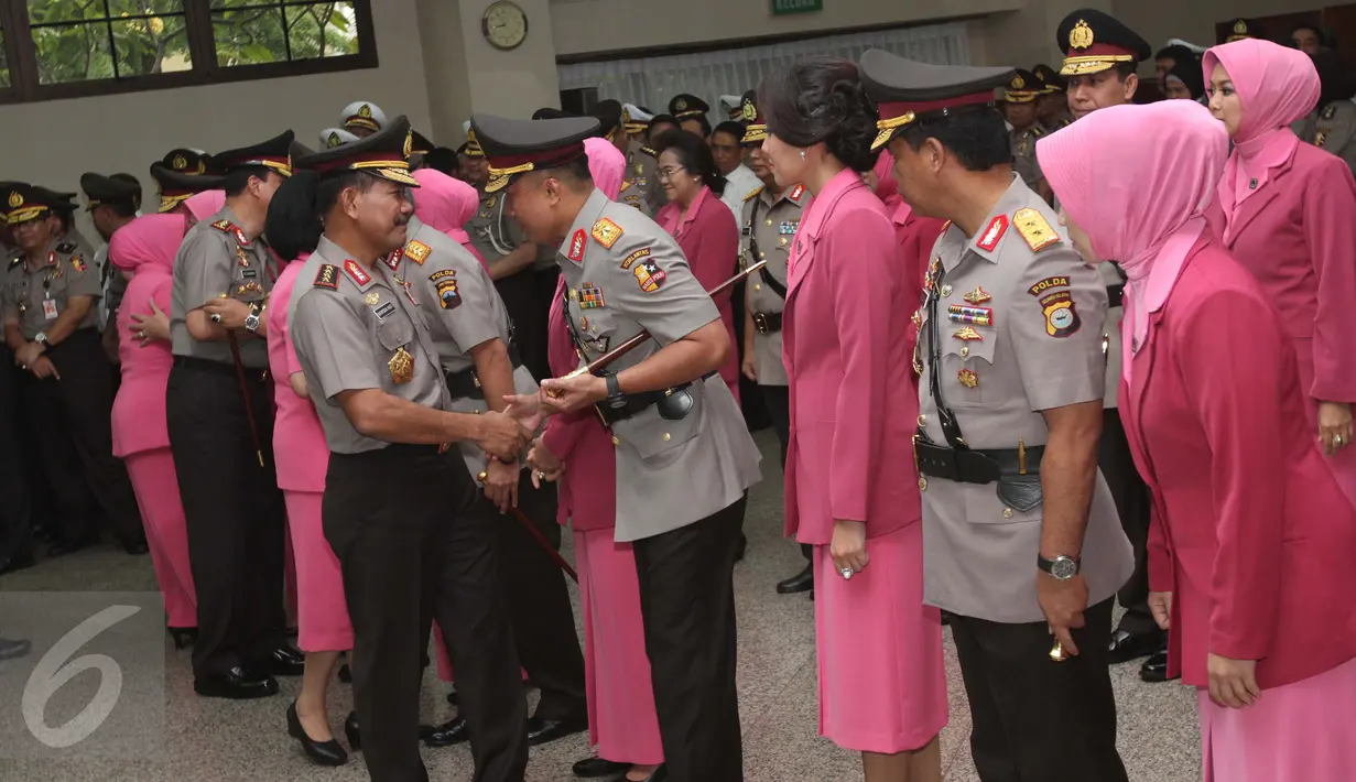 Kapolri Jenderal Pol Badrodin Haiti memberi ucapan selamat kepada Kabaintelkam Polri, Kakorlantas Polri, Kadivhumas Polri dan lima Kapolda usai acara sertijab di Mabes Polri, Jakarta, Kamis (21/3). (Liputan6.com/Gempur M Surya)