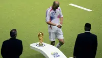 Gelandang Prancis, Zinedine Zidane, meninggalkan lapangan usai menanduk bek Italia, Marco Materazzi, saat final Piala Dunia 2006 Stadion Olympic, Jerman (9/7/2006). Tandukan tersebut merupakan salah satu momen ikonik pada Piala Dunia 2006. (AFP/Roberto Schmidt)