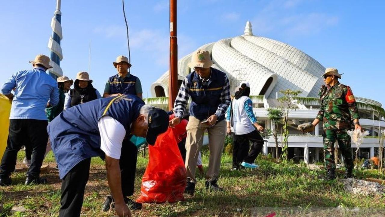 Aksi Bersih-bersih: 300 Pejuang Lingkungan IKN Kumpulkan 330 Kg Sampah di Masjid Negara