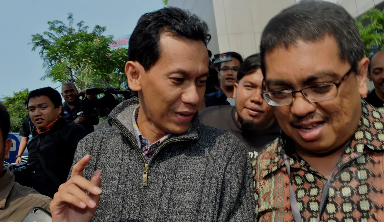 Bupati Tanah Laut Bambang Alamsyah (kiri) berjalan keluar Gedung KPK usai menjalani pemeriksaan, Jakarta, Selasa (5/5/2015). Bambang diperiksa sebagai saksi untuk tersangka Direktur PT Mitra Maju Sukses (MMS) Andrew Hidayat. (Liputan6.com/Andrian M Tunay)