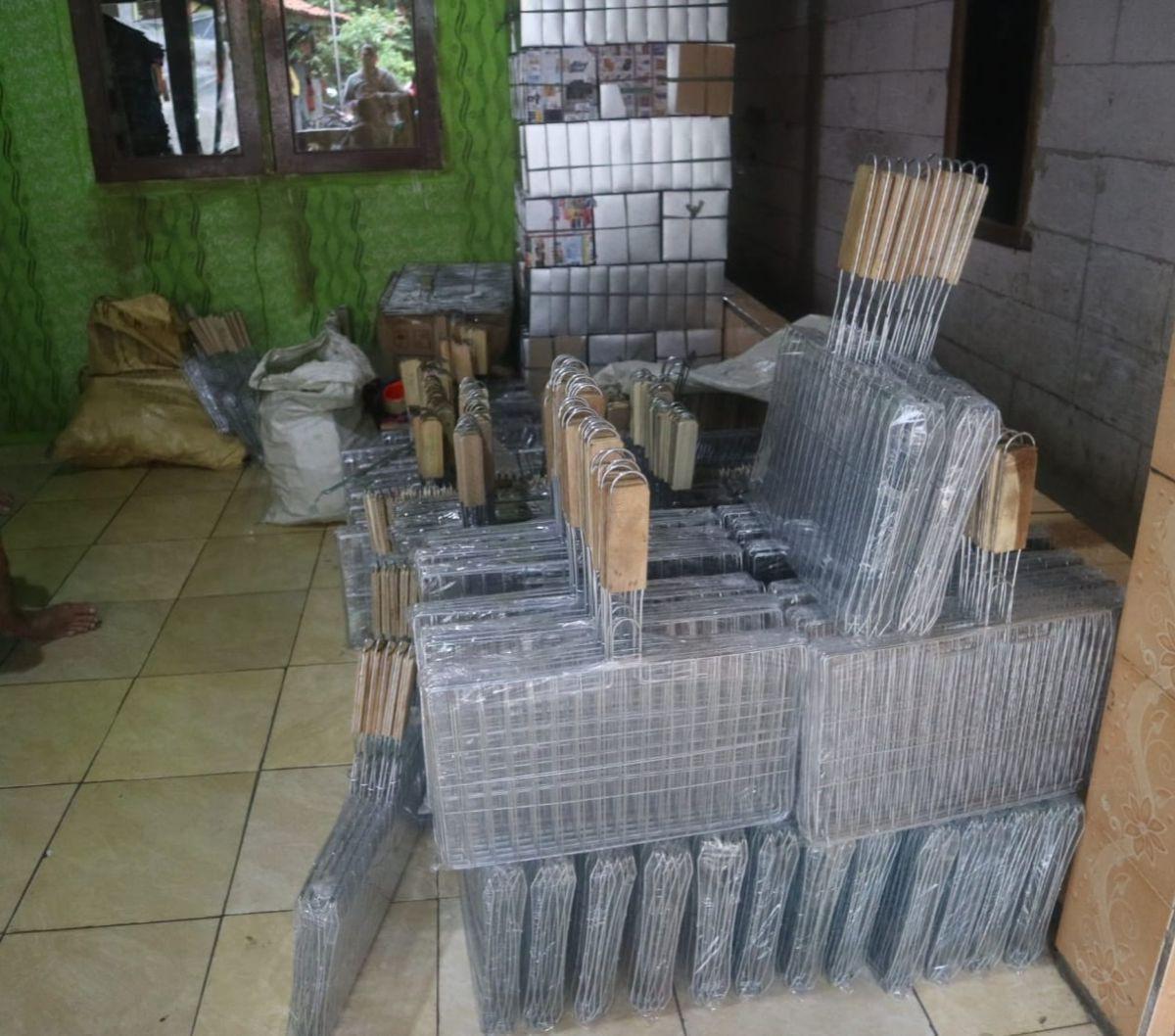 Banyaknya pengrajin di Kampung Tarikolot telah membentuk ekosistem industri logam yang besar. Tidak hanya sebagai pengrajin, di sana ada pemasok dan pelaku pemasaran.&nbsp;