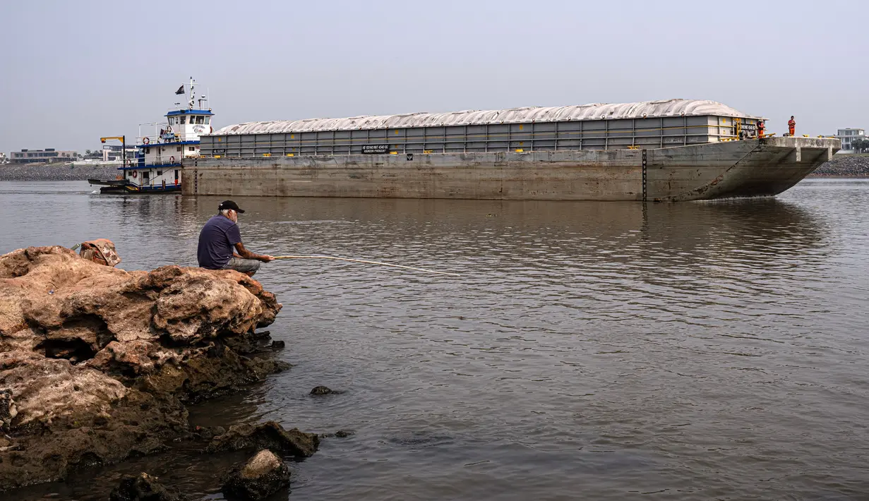 Kemarau yang terjadi selama beberapa bulan terakhir memicu terjadi kekeringan di Sungai Paraguay hingga level terendah. (AP Photo/Jorge Saenz)