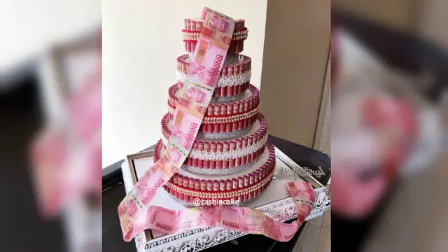 Money cake ini menggunakan bahan baku uang asli.