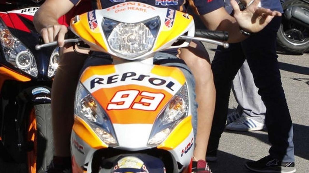 Gaya Rossi dan Marquez pamer motor matic di Valencia