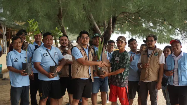 Relawan Pengusaha Muda Nasional (Repnas) Kabupaten Jepara menggelar aksi kegiatan sosial berupa penanaman pohon hingga menyediakan paket sembako murah kepada masyarakat
