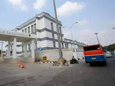Sejumlah angkutan umum melintas di Terminal Bus Rawamangun, Jakarta, Jumat (29/5/2015). Kondisi Terminal Bus Rawamangun saat ini belum bisa dimasuki oleh bus-bus AKAP yang berukuran besar. (Liputan6.com/Faizal Fanani)