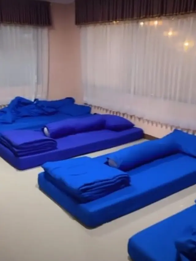 Potret Rizki DA menunjukkan tempat tidur bersama di vila (Sumber: Instagram/da2_rizki123)