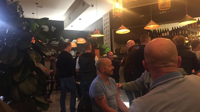 Pendukung Manchester City saat mendampingi tim kesayangannya di Milan, Italia