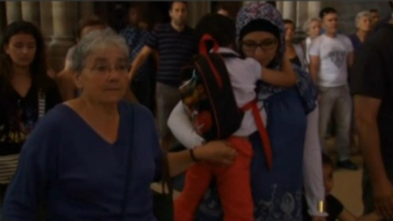 Sejumlah Muslim menghadiri misa sebagai bentuk solidaritas