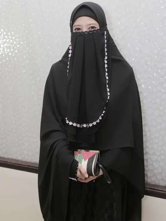 Meski tertutupi cadar, tetapi Peggy masih terlihat tersenyum manis dari guratan di sekitar matanya. Kini Peggy terlihat lebih adem dengan menggunakan cadar. Meski bercadar, tapi Peggy masihlah memiliki pesona yang tidak akan mudah hilang begitu saja. (KapanLagi.com/Muhammad Akrom Sukarya)