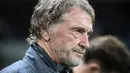 Ketua Grup INEOS Inggris Sir Jim Ratcliffe melihat sebelum pertandingan Liga1 Prancis antara Nice dan PSG di stadion "Allianz Riviera" di Nice, Prancis selatan, pada 18 Oktober 2019. Seperti Sheikh Jassim yang ingin membeli Manchester United, Sir Jim Ratcliffe juga merupakan fans Setan Merah. (AFP/Valery Hache)