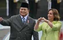 VIDEO: Reaksi Prabowo saat Presiden Peru Beri Tanda Love ke Siswa SD