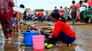 Warga mencuci usai banjir melanda Kampung Melayu, Jakarta, Jumat (3/1/2020). Banjir yang melanda Kampung Melayu menyisakan sisa sampah dan lumpur. (merdeka.com/Magang/Muhammad Fayyadh)